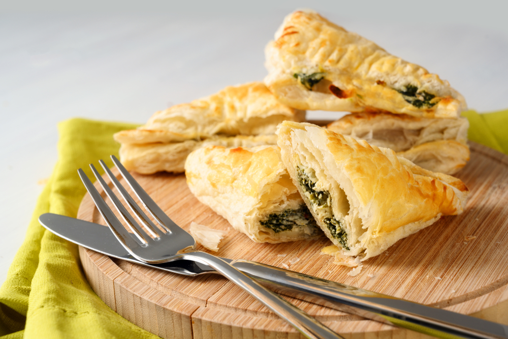Puff,pastry,filled,with,spinach,and,ricotta,on,a,wooden
