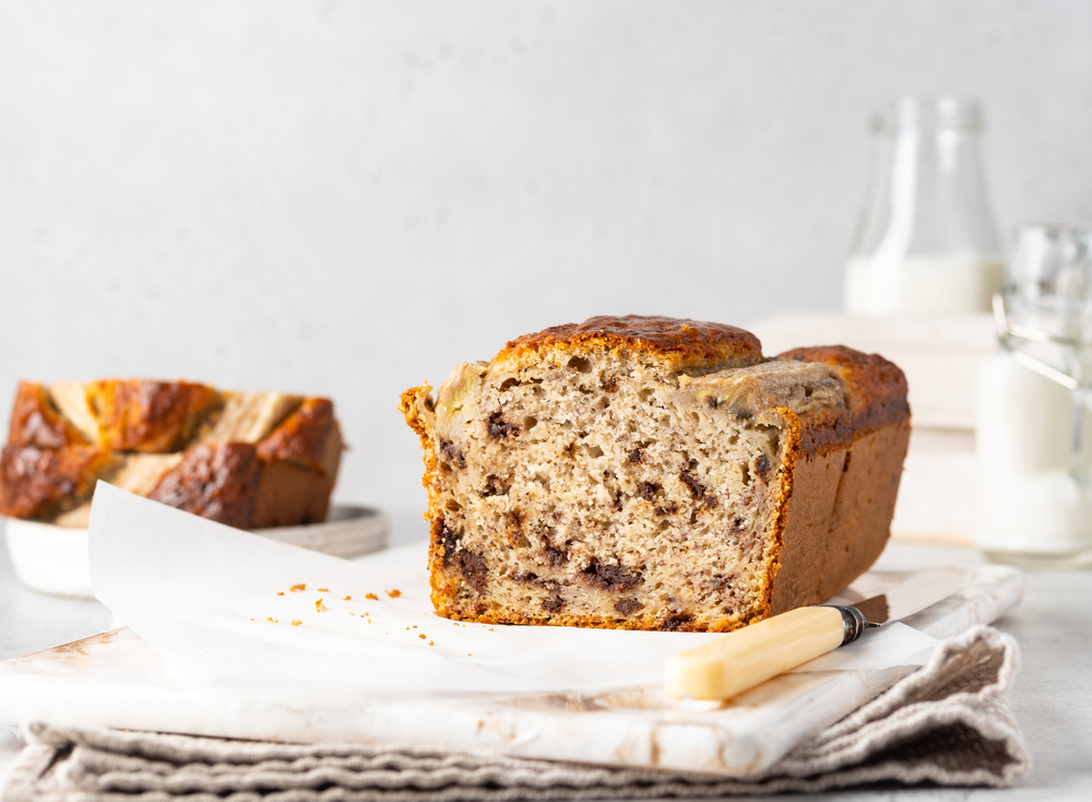 Banana,bread,with,chocolate,chips,sliced.,banana,cake,on,white