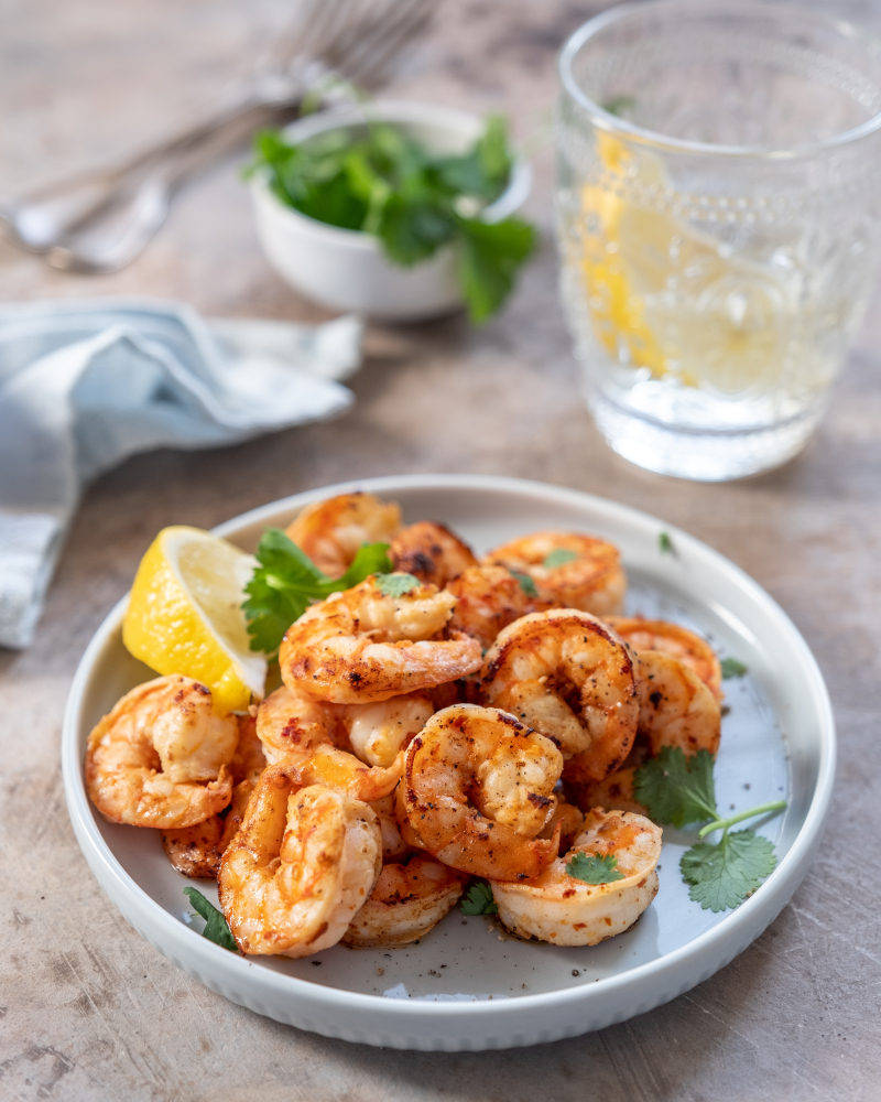 Spicy,garlic,chilli,prawns,shrimps,with,lemon,and,cilantro