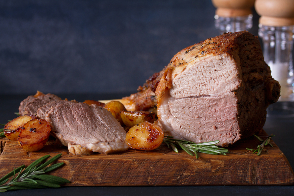 Roast,leg,of,lamb,with,potatoes,and,rosemary,on,dark