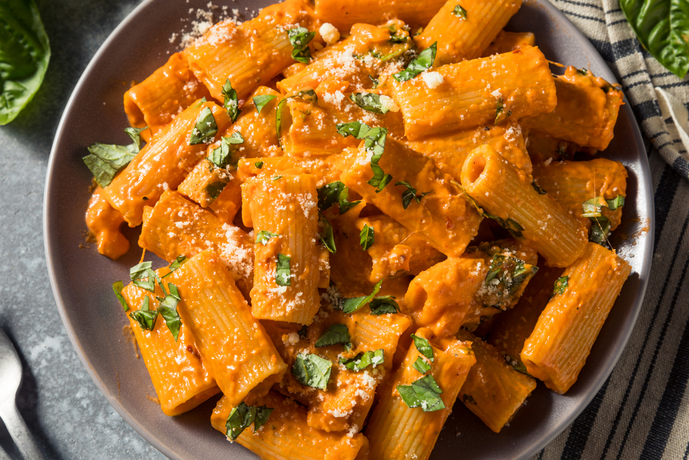 Healthy,homemade,vodka,rigatoni,pasta,with,cheese,and,basil
