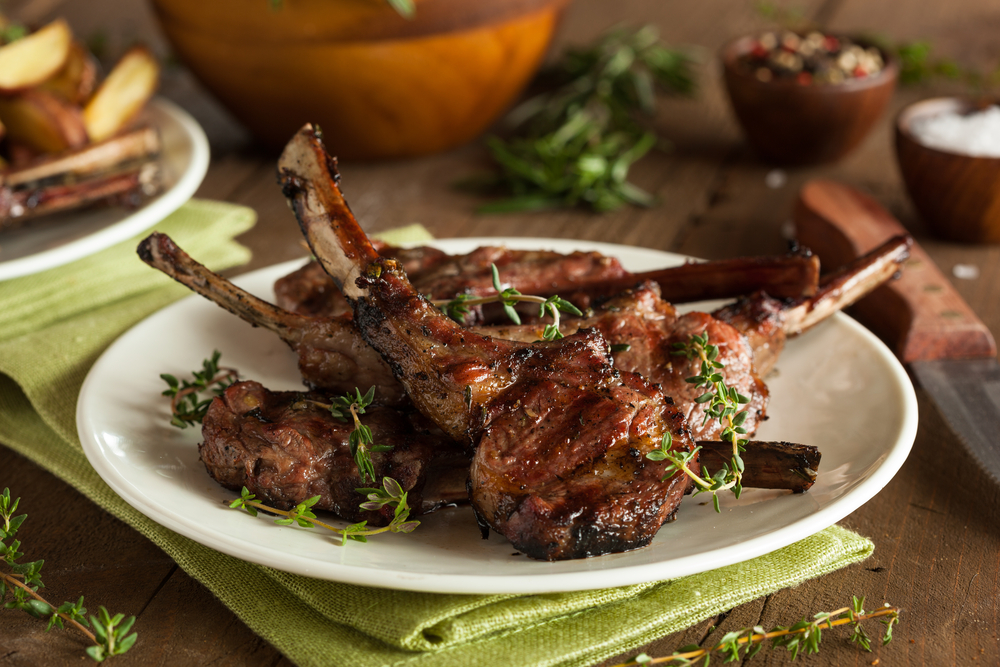 Organic,grilled,lamb,chops,with,garlic,and,lime