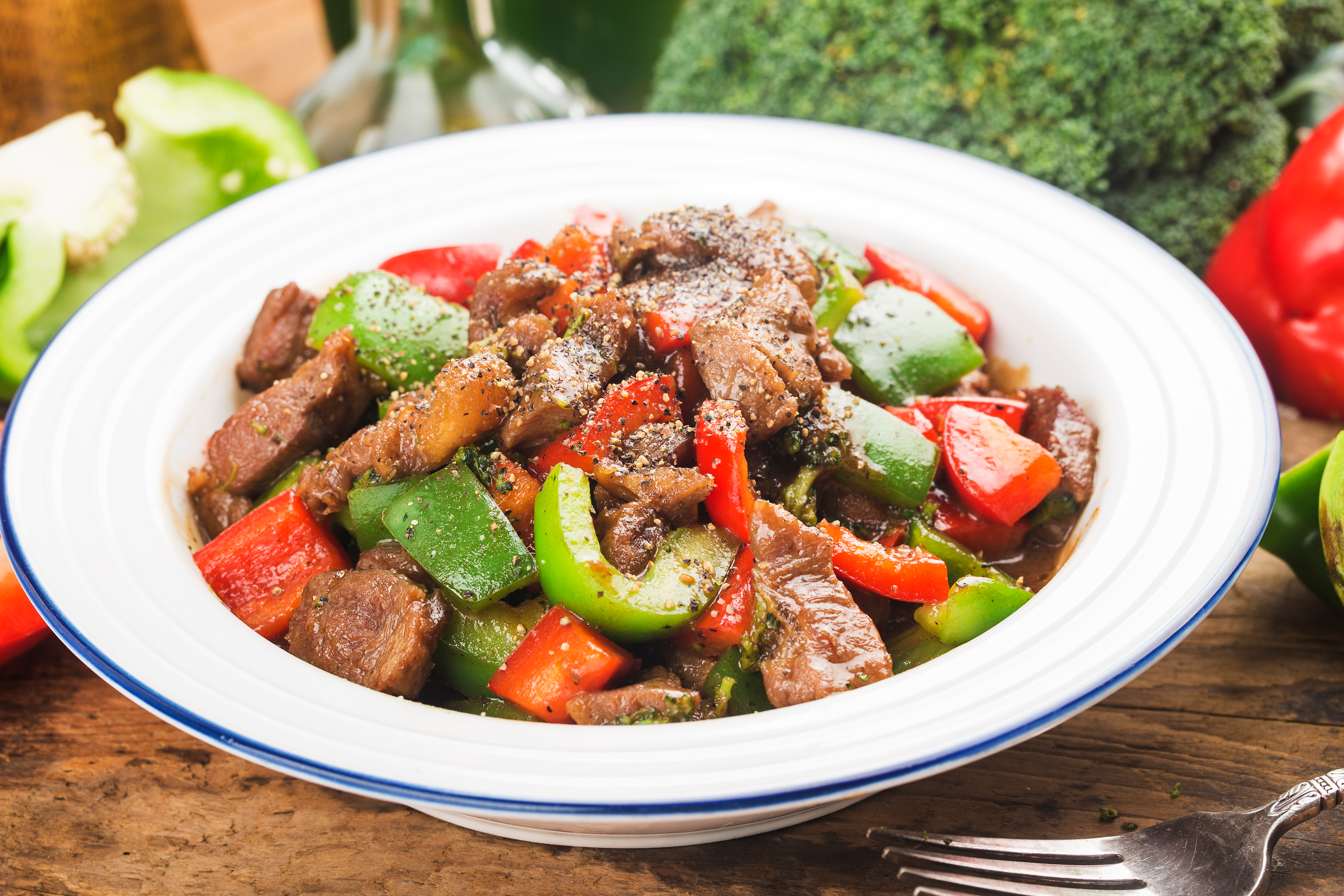 A,plate,of,fried,beef,cubes,with,green,pepper