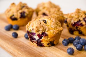 Freshly,baked,blueberry,muffins,with,an,oat,crumble,topping,on